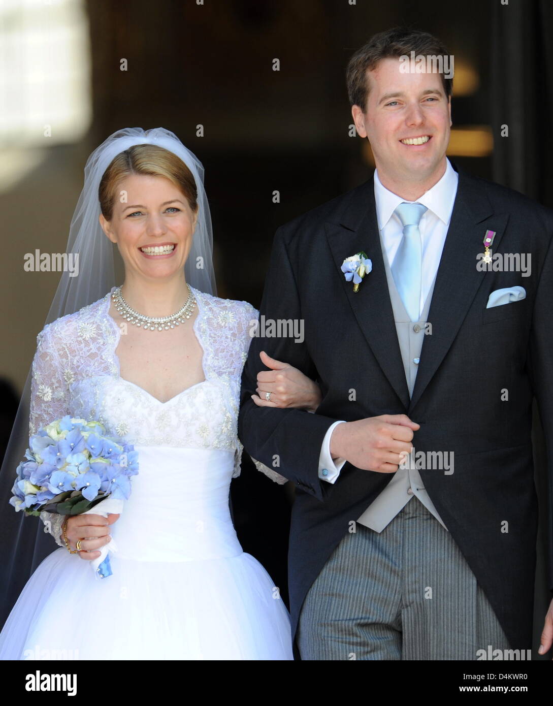 Hubertus Michael Prince héréditaire de Saxony-Coburg et Gotha (R) et de l'épouse Kelly Jeanne Rondestvedt (L) quittent l'église après leur mariage à Coburg, Allemagne, 23 mai 2009. Quelques 400 personnes, dont beaucoup de célébrités et de l'aristocratie européenne, a assisté à la cérémonie. Photo : Tobias Hase Banque D'Images