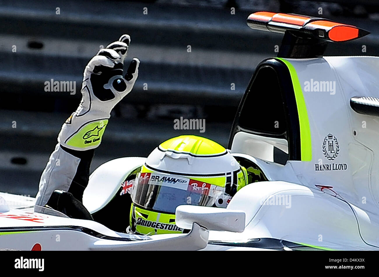 Pilote de Formule 1 britannique Jenson Button de Brawn GP célèbre dans sa voiture après avoir remporté le Grand Prix de F1 à Monte Carlo, Monaco, 24 mai 2009. Photo : PETER STEFFEN Banque D'Images