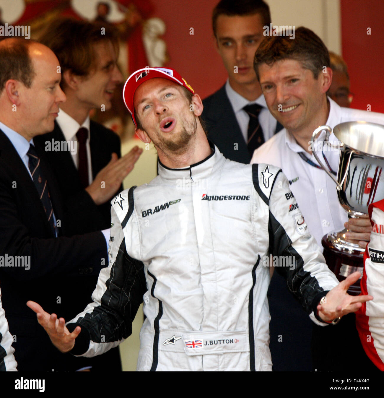 Pilote de Formule 1 britannique Jenson Button de Brawn GP (C)célèbre à côté de Prince Albert (L) après avoir remporté le Grand Prix de F1 à Monte Carlo, Monaco, 24 mai 2009. Photo : JENS BUETTNER Banque D'Images