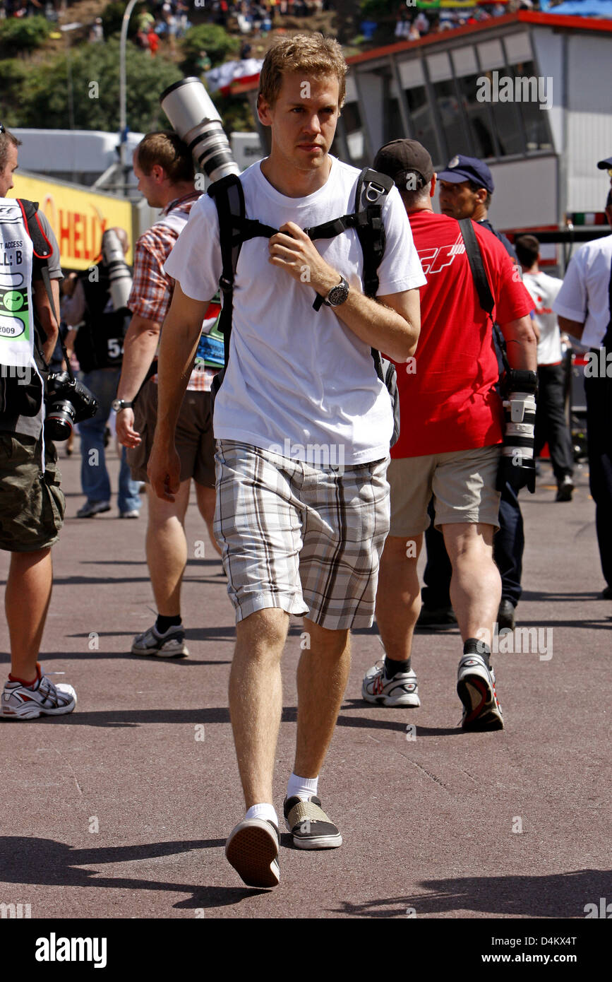 L'allemand Sebastian Vettel, pilote de Formule 1 de Red Bull quitte la voie des stands après le Grand Prix F1 à Monte Carlo, Monaco, 24 mai 2009. Il a dû se retirer de la course au début. Photo : JENS BUETTNER Banque D'Images