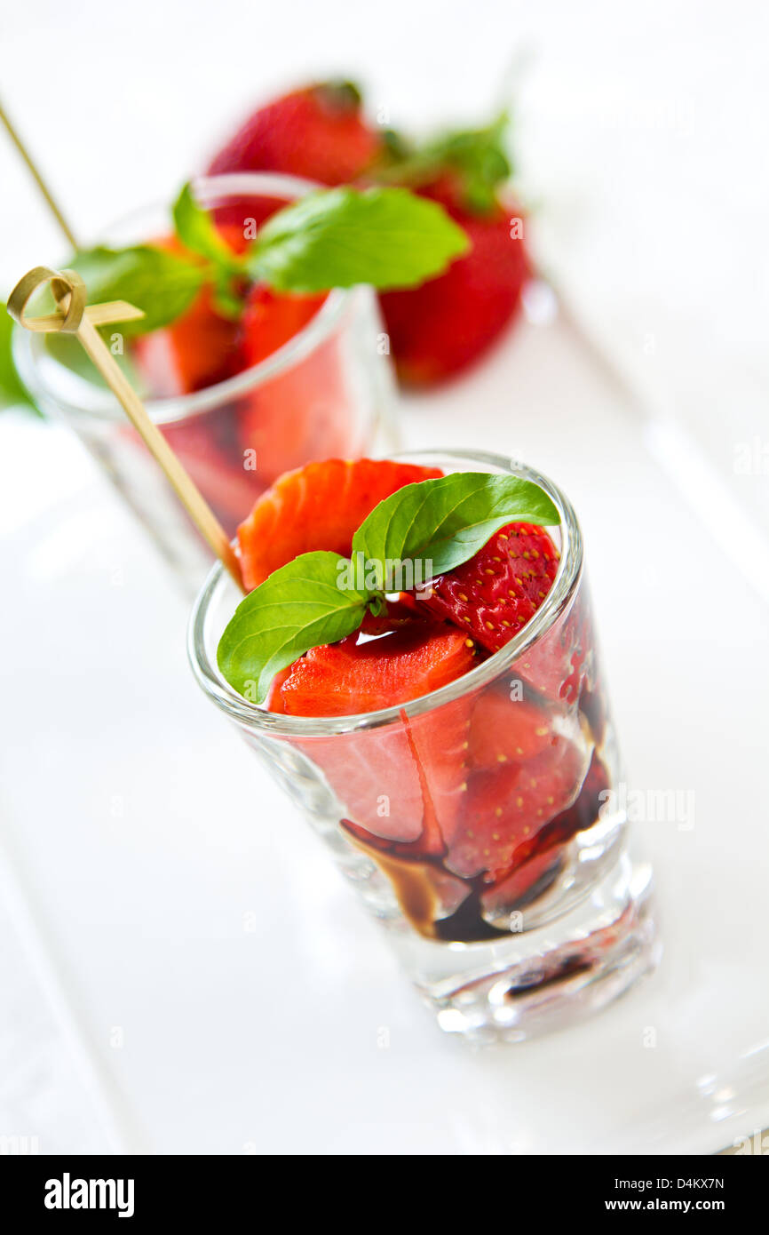 Avec la fraise sauce balsamique et basilic dans verre Banque D'Images