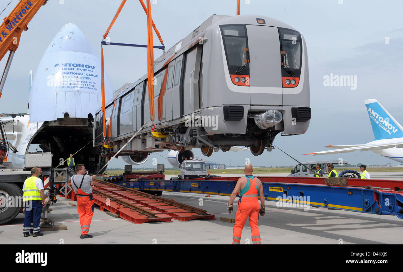 Une rame de métro fait par Bombardier Goerlitz est chargé dans un avion  cargo Antonov 124-100 à l'aéroport de Leipzig/Hallo en Schkeuditz,  Allemagne, 26 mai 2009. Deux de ces trains souterrains -