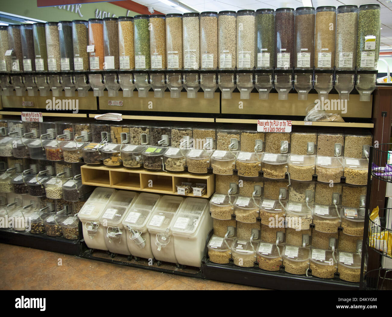 Les magasins d'aliments non emballés offrent des aliments en vrac comme les céréales, les noix, les céréales et la farine. Ils ont tendance à être moins cher que des marchandises emballées Banque D'Images