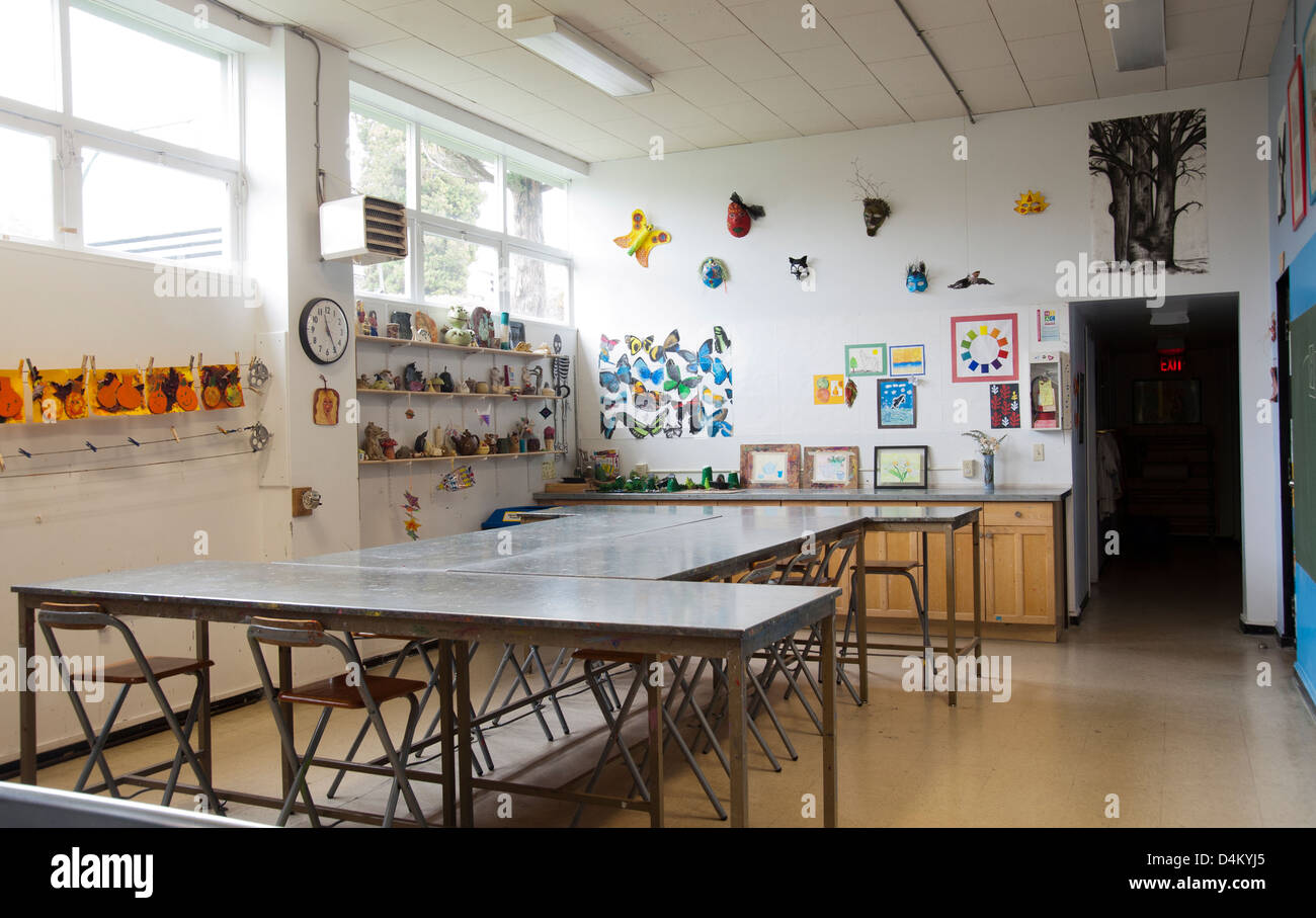 Intérieur ou une salle d'art dans un centre communautaire avec l'art couvrant les murs Banque D'Images