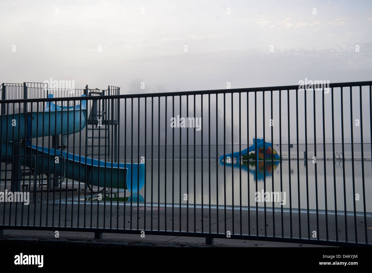 Piscine publique couverte fermée pour la saison vu par clôture dans le brouillard Banque D'Images
