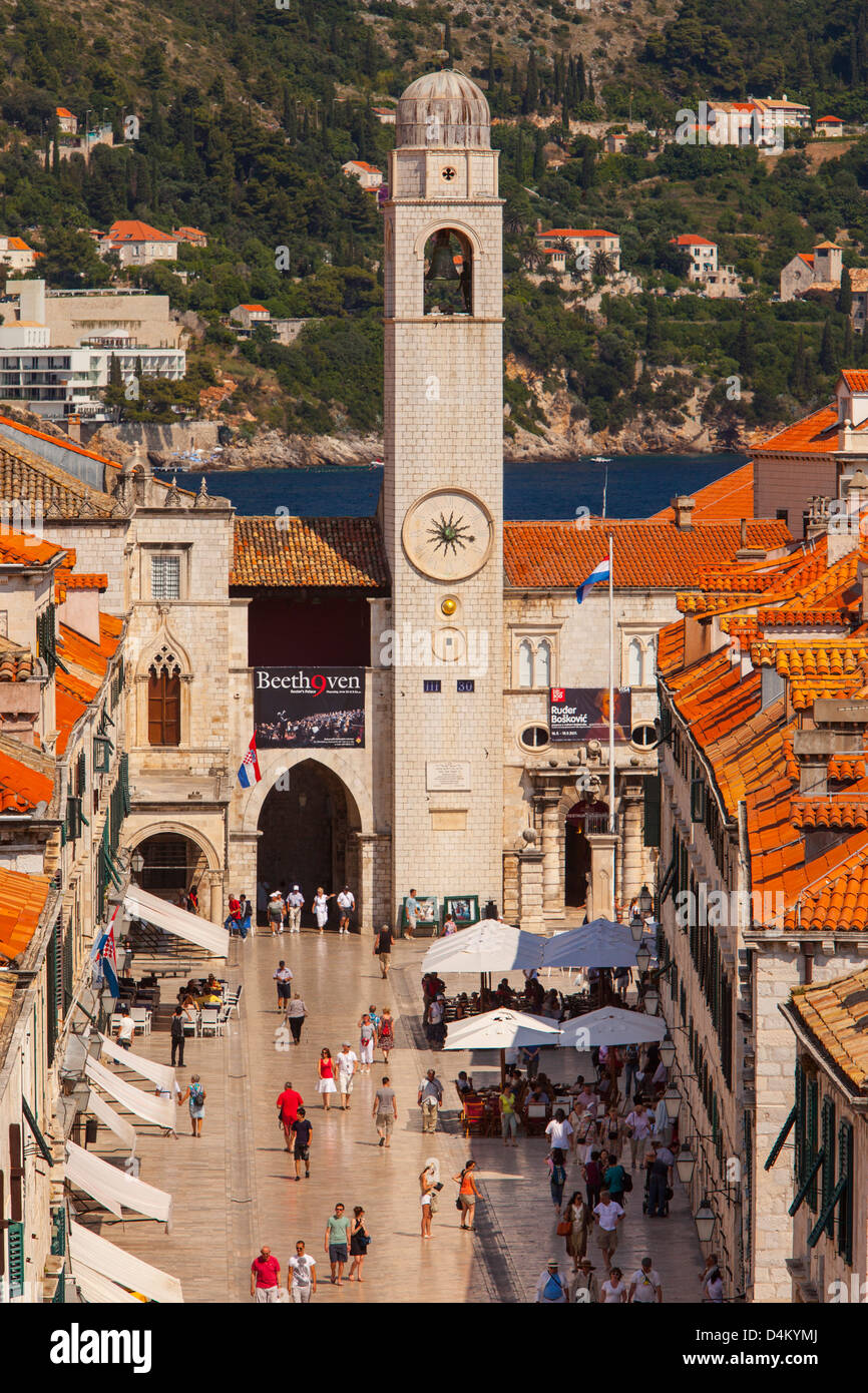 Vue sur la rue pavée de marbre du stade dans la vieille ville de Dubrovnik, Croatie Banque D'Images