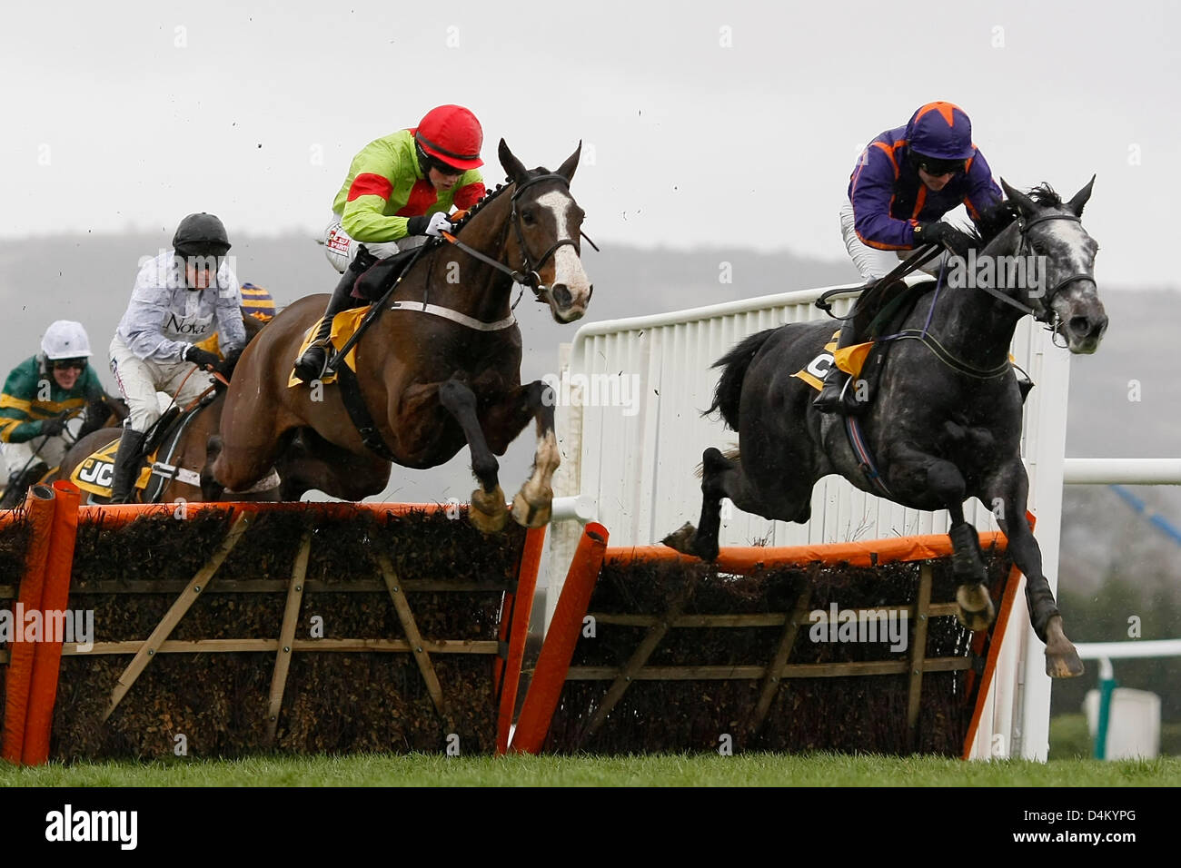 Cheltenham, Royaume-Uni. 15 mars 2013. Notre Conor monté par Bryan Cooper (à gauche) efface un obstacle avec Daikali monté par Paul Townsend avant de gagner dans la JCB Triumph Hurdle sur trois jours (jour) de la Gold Cup de Cheltenham Festival National de la chasse. Credit : Action Plus de Sports / Alamy Live News Banque D'Images