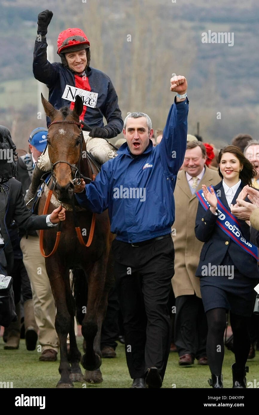 Cheltenham, Royaume-Uni. 15 mars 2013. Vainqueur de la coupe d'or d'une valeur de Bobs montés par Barry Gerhaghy entre dans l'enceinte des gagnants sur le quatrième jour (jour) de la Gold Cup de Cheltenham Festival National de la chasse. Credit : Action Plus de Sports / Alamy Live News Banque D'Images