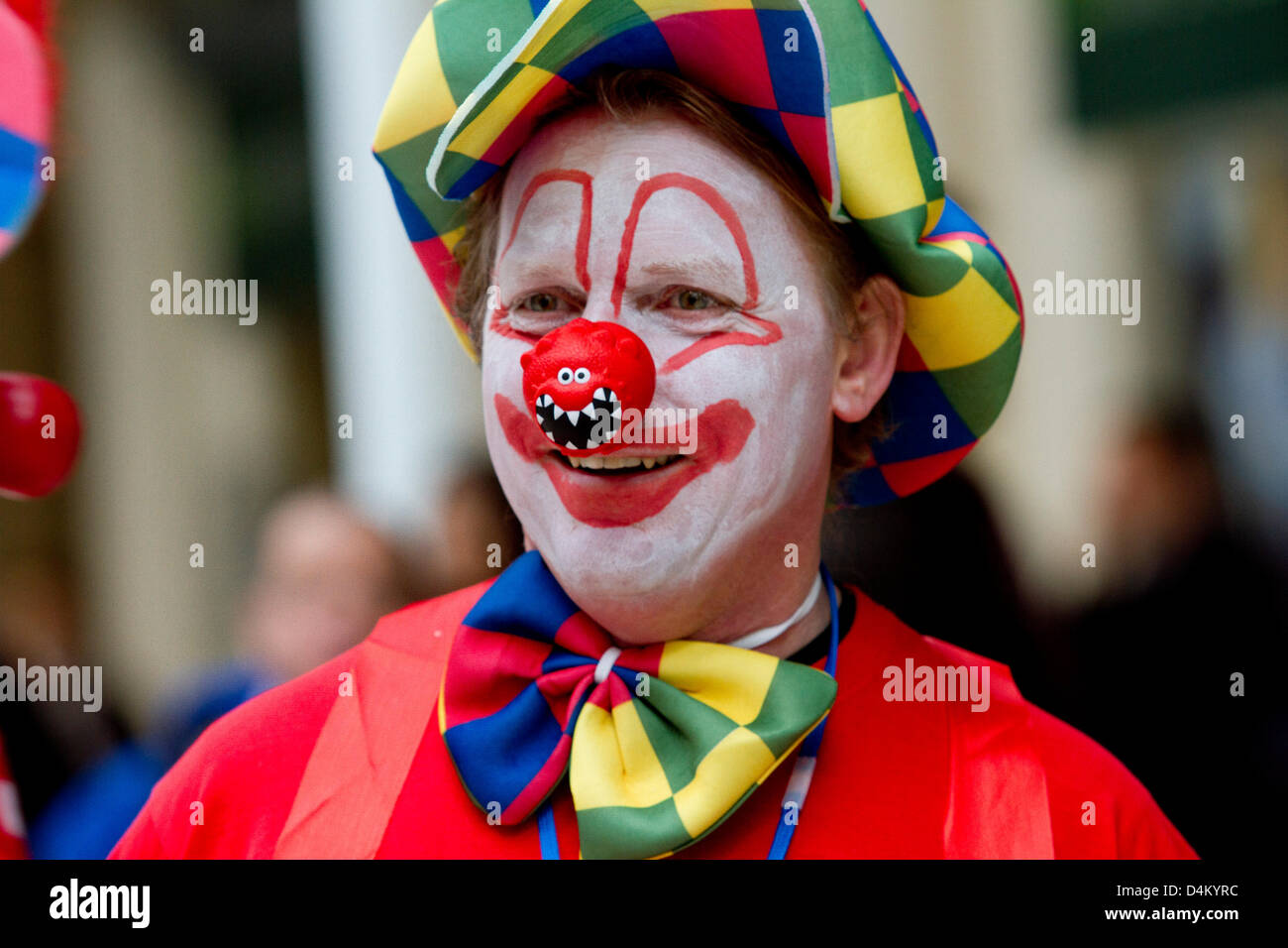 Londres, Royaume-Uni. 15 mars 2013. Un homme habillé comme un clown à recueillir de l'argent pour Comic Relief. Nez Rouge est un événement de collecte de fonds organisée par Comic Relief une œuvre de bienfaisance britannique la collecte de fonds pour des projets à la maison et à l'étranger pour aider les personnes défavorisées et d'apporter un changement positif dans la vie des pauvres. Credit : amer ghazzal / Alamy Live News Banque D'Images