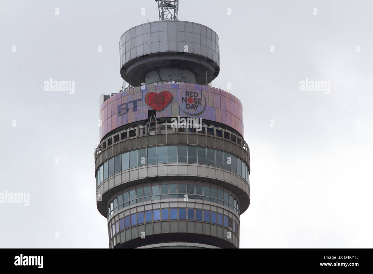 Londres, Royaume-Uni. 15 mars 2013. Nez rouge jour est annoncé sur un écran électronique sur BT Telecom Tower. Nez Rouge est un événement de collecte de fonds organisée par Comic Relief une œuvre de bienfaisance britannique la collecte de fonds pour des projets à la maison et à l'étranger pour aider les personnes défavorisées et d'apporter un changement positif dans la vie des pauvres. Credit : amer ghazzal / Alamy Live News Banque D'Images