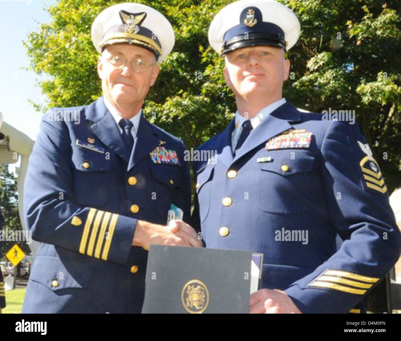 Le capitaine Douglas Kaup présente le chef Andrew cheveux avec une mention élogieuse méritoire Banque D'Images