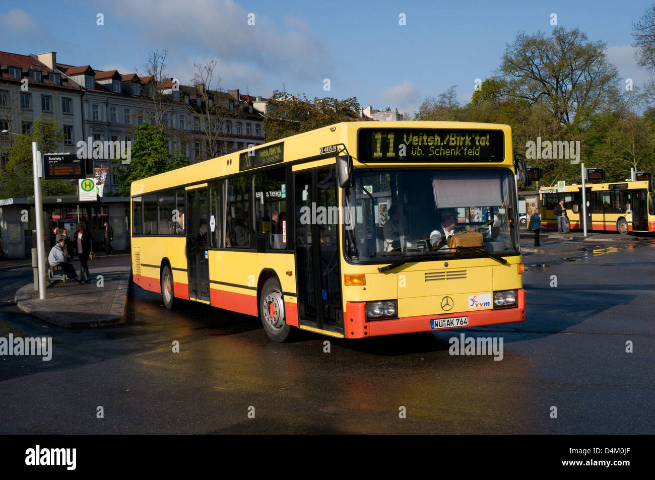 Une Mercedes Benz O Verkehrsunternehmens-Verbund MainfrankenWurzburg405 exploité par quitte la station de bus à Würzburg, Allemagne Banque D'Images