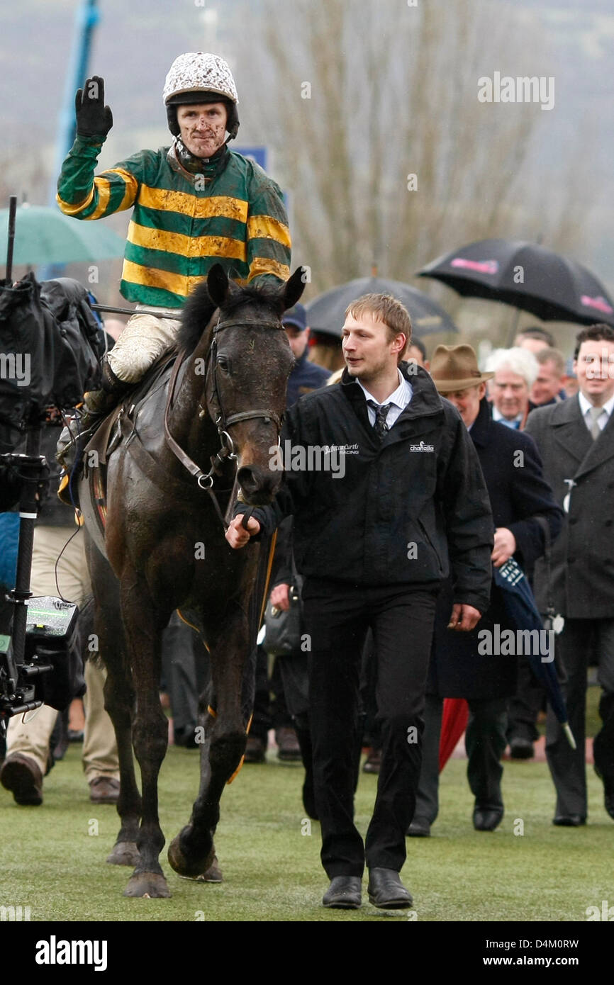 Cheltenham, Royaume-Uni. 15 mars 2013. Les pêcheurs à la montée par AP McCoy entre dans l'enceinte des gagnants après avoir remporté dans l'Albert Bartlett Novices Hurdle sur le quatrième jour (jour) de la Gold Cup de Cheltenham Festival National de la chasse. Credit : Action Plus de Sports / Alamy Live News Banque D'Images