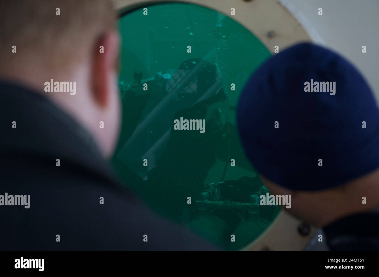 La Garde côtière offre un cours de plongée sous glace en eau froide, préparant le personnel aux opérations de plongée sous glace dans des conditions extrêmes. Le cours enseigne les techniques pour mener des sauvetages et des opérations dans des environnements d'eau gelée. Banque D'Images