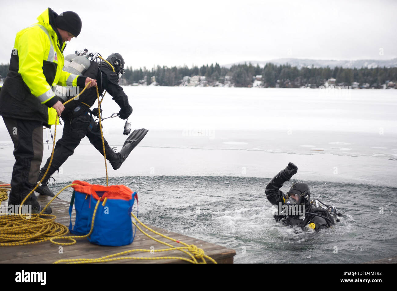 Le cours de plongée sous glace en eau froide, organisé à Diamond Lake dans le district 13 de Washington, forme les plongeurs aux techniques de plongée sous glace pour les environnements d'eau froide. Ce cours spécialisé est conçu pour améliorer la sécurité et les compétences des plongeurs dans des conditions extrêmes. Banque D'Images
