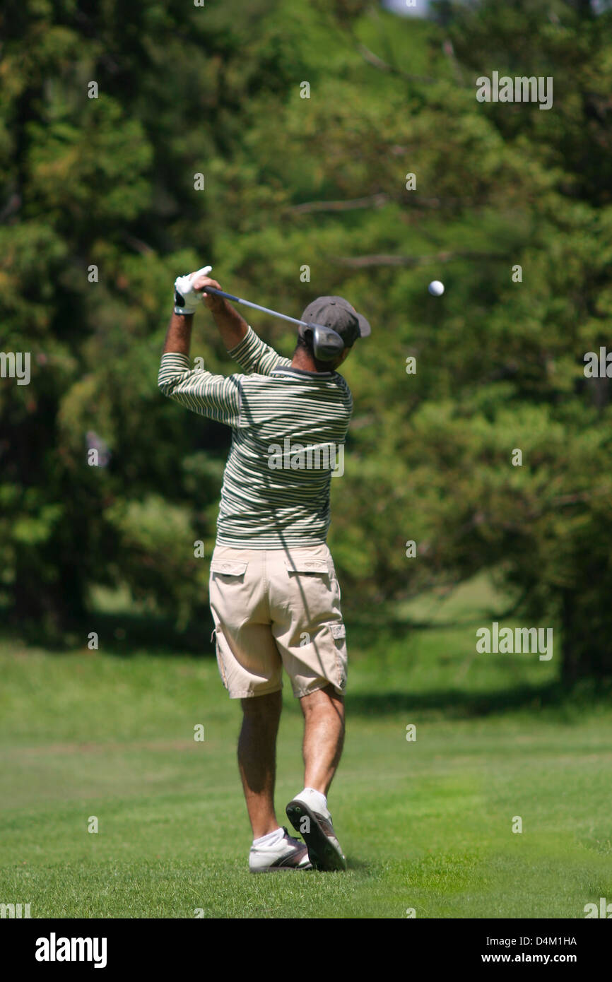 Joueur de frapper une balle de golf Banque D'Images