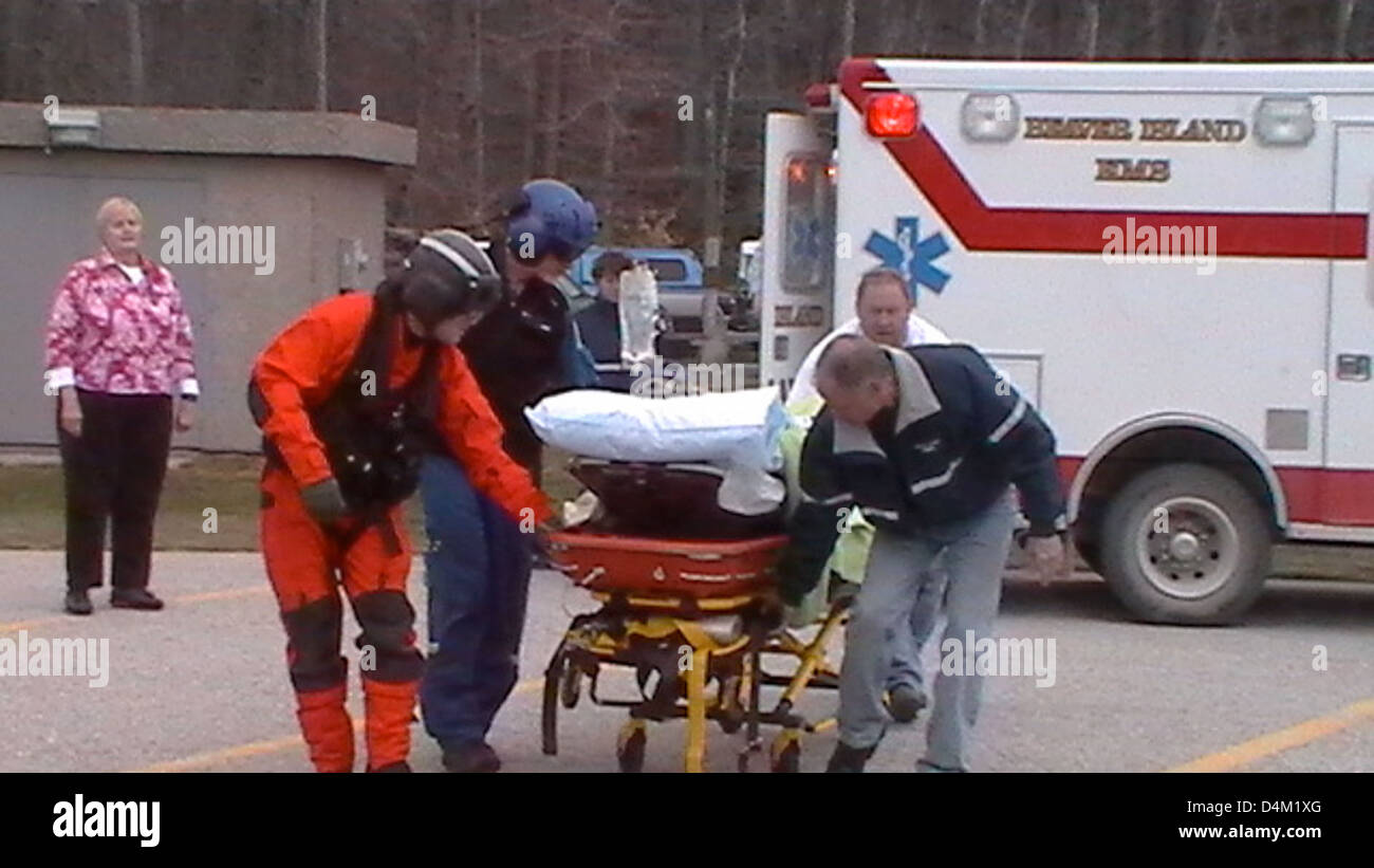 Le personnel de la Garde côtière a mené avec succès une opération Medevac sur l'île Beaver, assurant le transport sécuritaire d'un patient à l'hôpital. Cette opération souligne le rôle de la Garde côtière dans la prestation de services médicaux d'urgence dans les régions éloignées. Banque D'Images