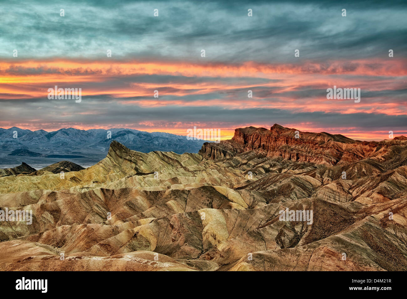 Coucher de soleil spectaculaire se développe avec le Golden Canyon de Zabriskie Point et California's Death Valley National Park. Banque D'Images