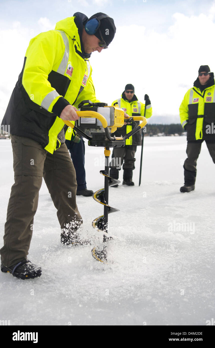 Le cours de plongée sous glace en eau froide, dirigé par le district 13 de la Garde côtière américaine, offre une formation avancée sur les techniques de plongée sous glace, améliorant les capacités de sauvetage et de récupération dans des conditions de gel. Banque D'Images