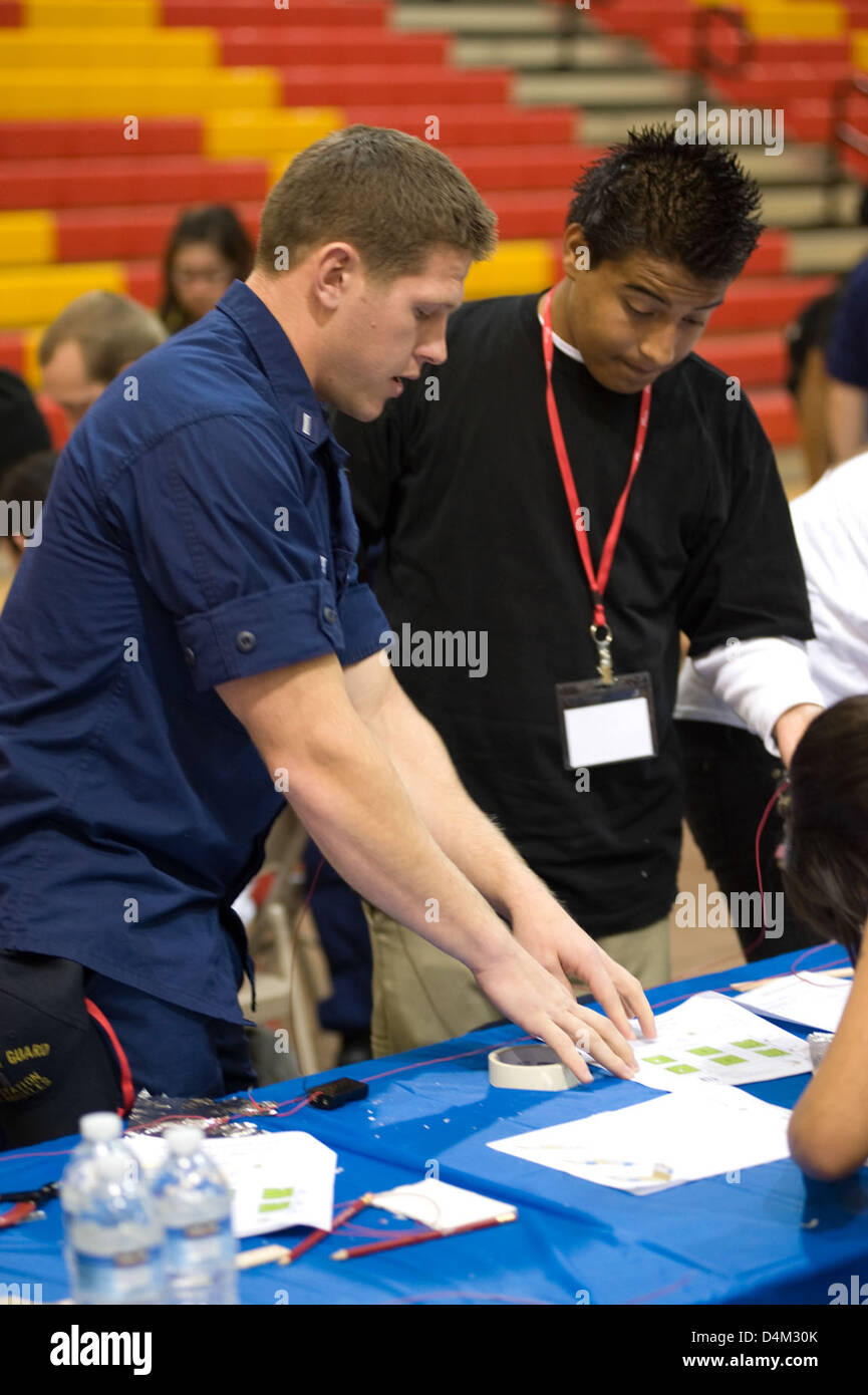 Cette image montre une démonstration de technologie de pointe à Viva Technology, un événement de premier plan pour l'innovation. L'accent a été mis sur les nouveaux développements technologiques et leurs applications dans divers secteurs, y compris maritime et de sécurité. Banque D'Images
