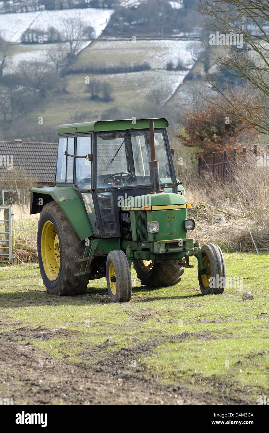 Tracteur John Deere dans un champ statique agriculteurs Derbyshire england uk Banque D'Images