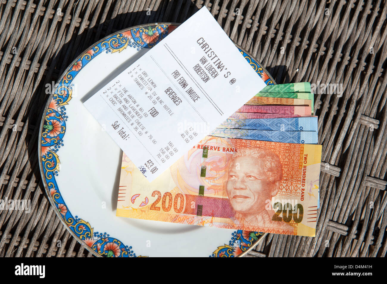 Facture de Restaurant & paiement dans de nouveaux billets d'Afrique du Sud Banque D'Images