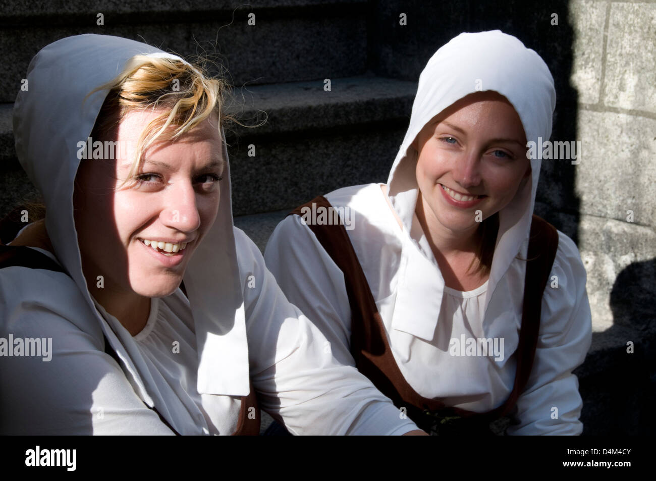 Quelques serveuses portant des vêtements médiévaux, ayant quelques minutes de détente au restaurant estonien à Vanaturu Kael, dans la vieille ville de Tallinn Banque D'Images