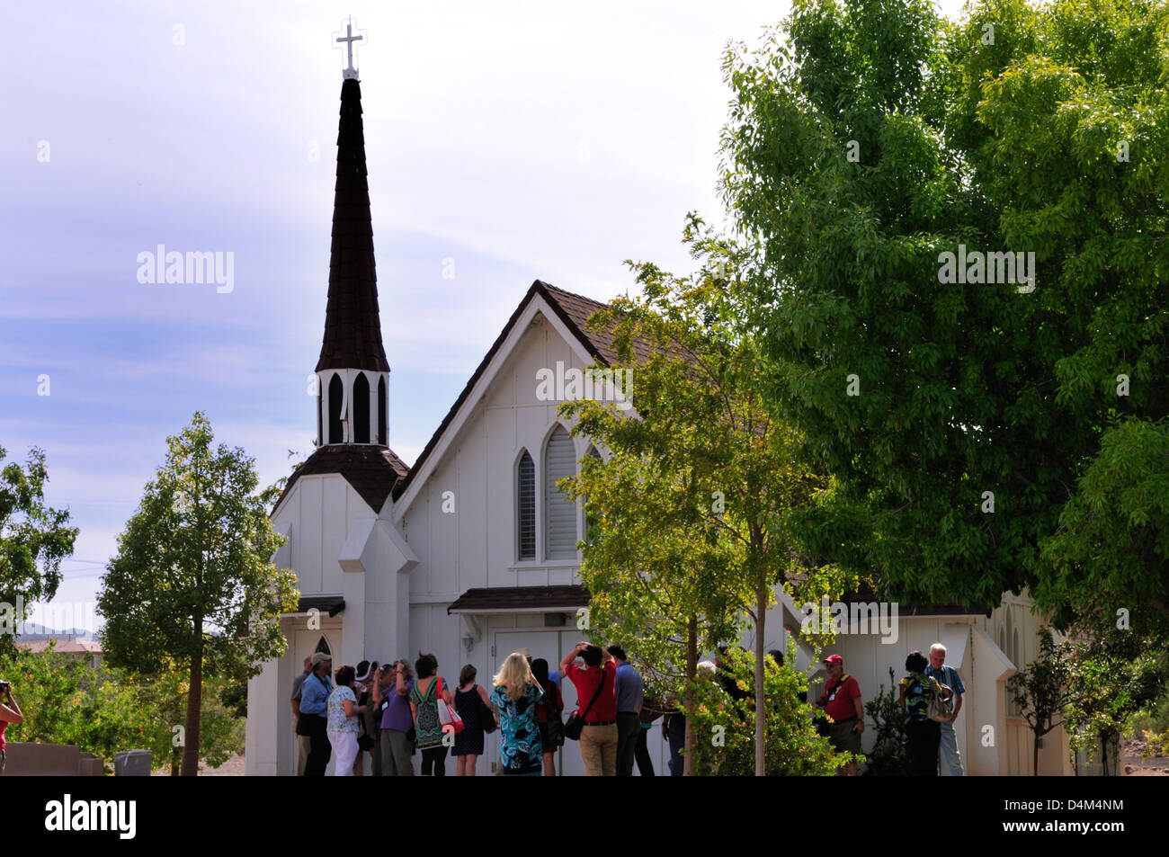 Les visiteurs se réunissent à la chapelle de mariage aux chandelles à l'affiche au Musée du comté de Clark, Henderson, Nevada Banque D'Images