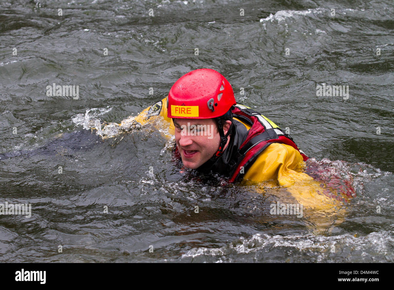 Sauvetage en eau vive et d'inondation cours Technicien. Pompier Stagiaire à Devil's Bridge dans Kirby Lonsdale, Angleterre Vendredi 15 mars, 2013. Les membres de la Barrow-in-fourneau et Kendal et en eaux vives cours de Technicien en sauvetage d'inondation. Unité de sauvetage du Service d'incendie, porter des casques de sécurité et de sauvetage Petzl PFD 800 Bouyancy aide avec Aqua-Tek X480 la plongée Dry Suit, l'objet d'inondation annuelle & sauvetage en eau 3 Formation sur la rivière Lune à Kirby Lonsdale, Cumbria, Royaume-Uni. Banque D'Images