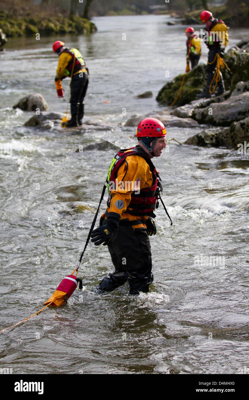 Sauvetage en eau vive et d'inondation cours Technicien. Pompier Stagiaire à Devil's Bridge dans Kirby Lonsdale, Angleterre Vendredi 15 mars, 2013. Les membres de la Barrow-in-fourneau et Kendal et en eaux vives cours de Technicien en sauvetage d'inondation. Unité de sauvetage du Service d'incendie, porter des casques de sécurité et de sauvetage Petzl PFD 800 Bouyancy aide avec Aqua-Tek X480 la plongée Dry Suit, l'objet d'inondation annuelle & sauvetage en eau 3 Formation sur la rivière Lune à Kirby Lonsdale, Cumbria, Royaume-Uni. Banque D'Images