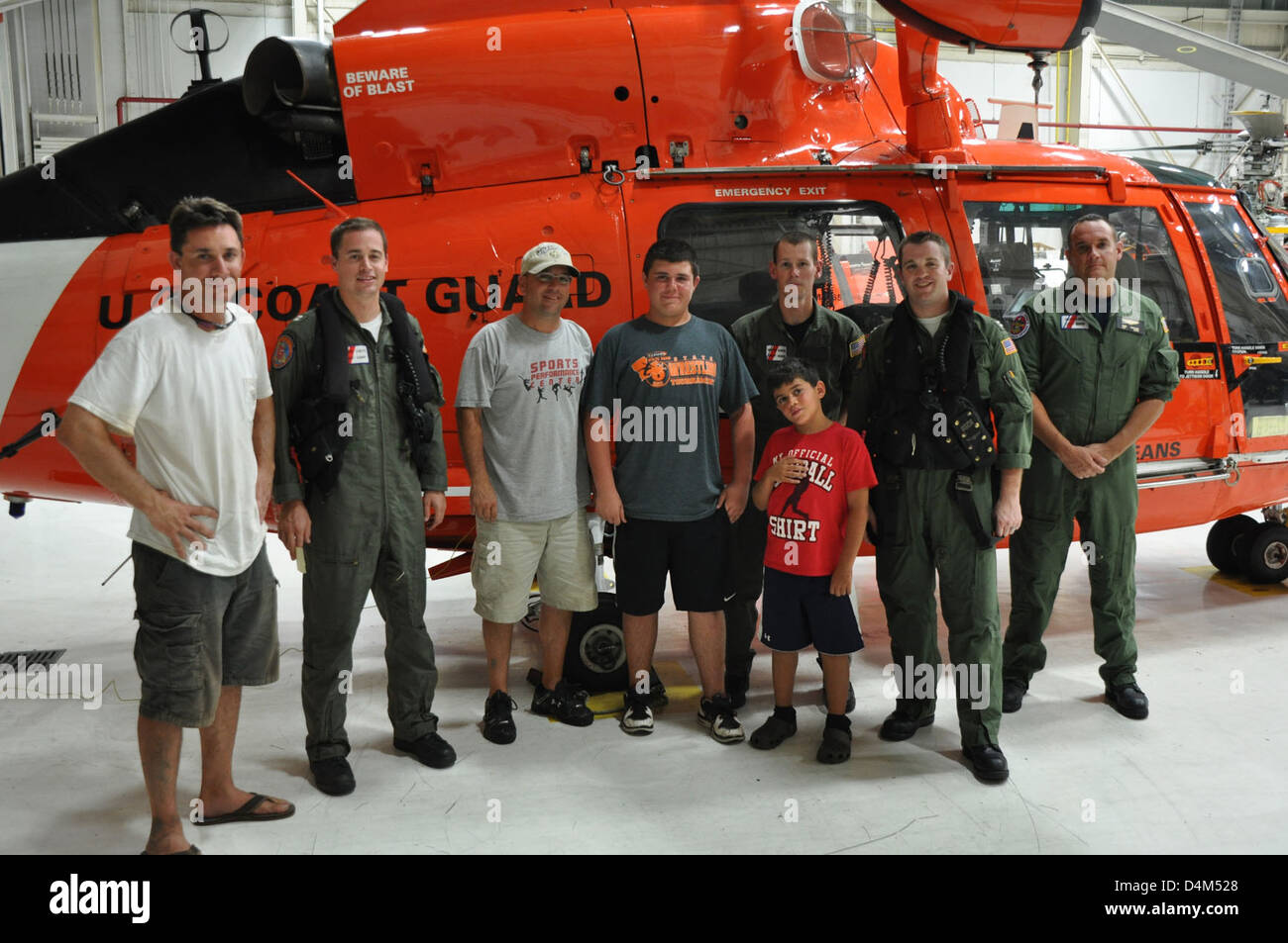 La station aérienne de la Nouvelle-Orléans a répondu à un appel de détresse, déployant un hélicoptère pour mener une opération de sauvetage dans le huitième district. L'équipage a sauvé avec succès des personnes qui avaient besoin d'une aide urgente, démontrant ainsi que la station était prête pour des missions d'urgence dans la région. Banque D'Images