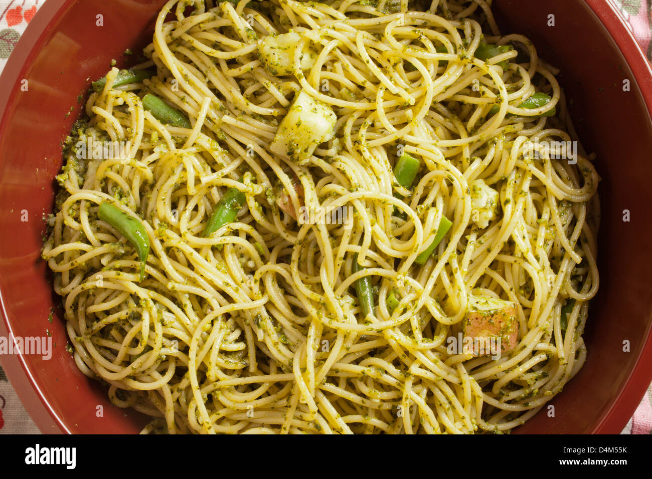 Spaghetti avec sauce pesto servi un style italien avec haricots verts et pommes de terre Banque D'Images