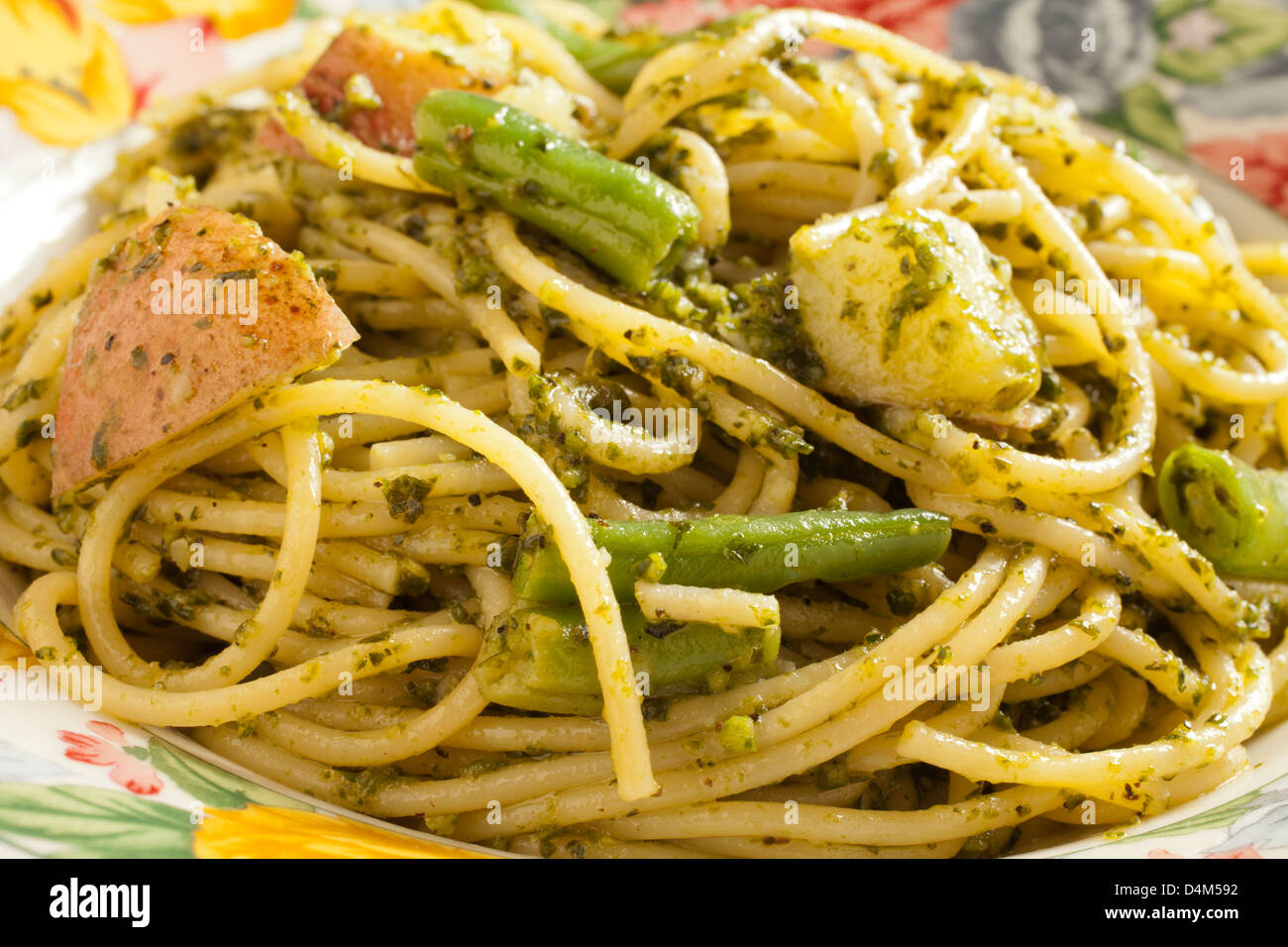 Spaghetti avec sauce pesto servi un style italien avec haricots verts et pommes de terre Banque D'Images