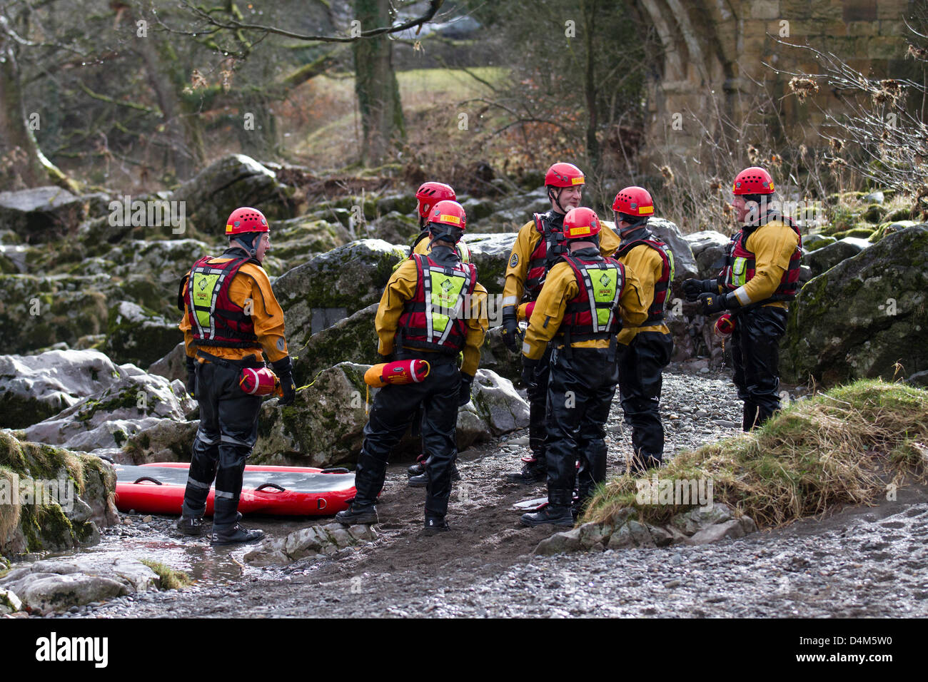 Sauvetage en eau vive et d'inondation cours Technicien. Pompier Stagiaire à Devil's Bridge dans Kirby Lonsdale, Angleterre Vendredi 15 mars, 2013. Les membres de la Barrow-in-fourneau et Kendal et en eaux vives cours de Technicien en sauvetage d'inondation. Unité de sauvetage du Service d'incendie, porter des casques de sécurité et de sauvetage Petzl PFD 800 Bouyancy aide avec Aqua-Tek X480 la plongée Dry Suit, l'objet d'inondation annuelle & sauvetage en eau 3 Formation sur la rivière Lune à Kirby Lonsdale, Cumbria, Royaume-Uni. Banque D'Images