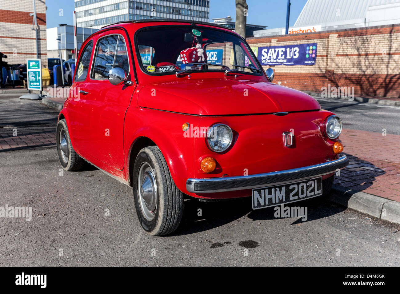 Vue de trois quarts avant d'une Fiat 500 coupé, Londres, Angleterre, Royaume-Uni. Banque D'Images