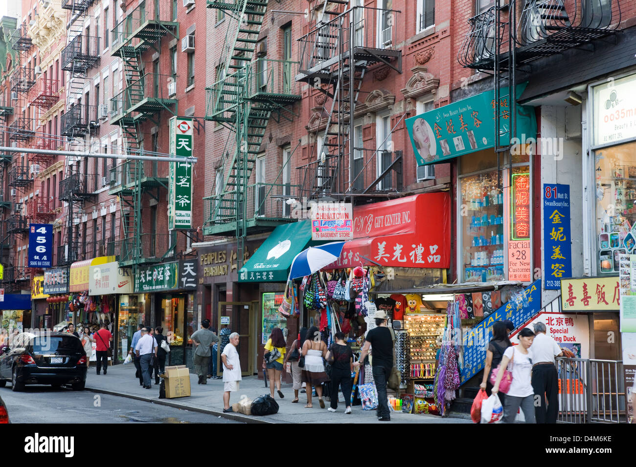 Street shopping scène dans Chinatown, New York Banque D'Images