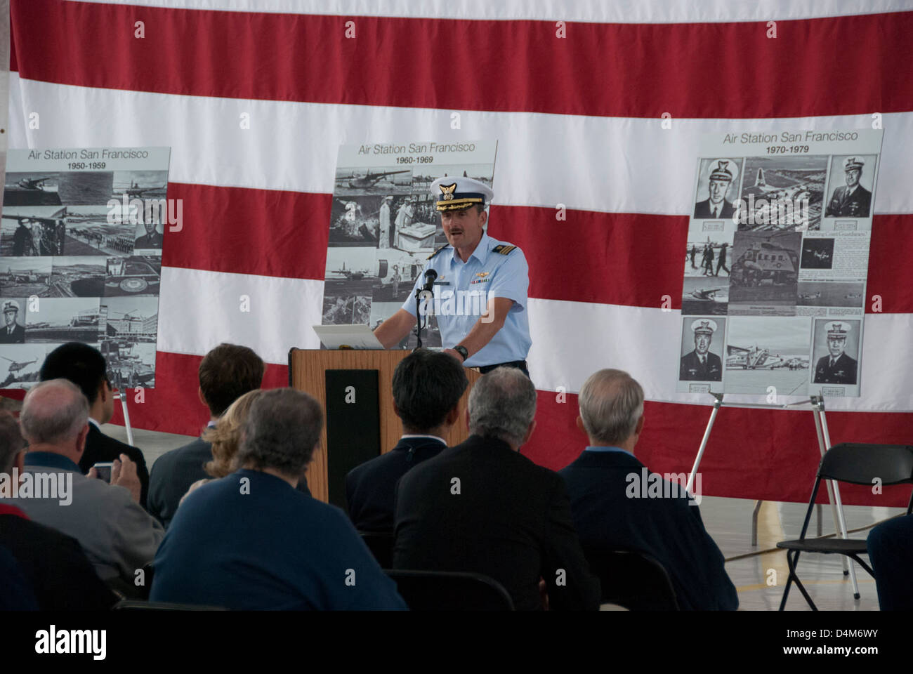 La Air Station San Francisco célèbre son 70e anniversaire de service, après avoir soutenu des missions de protection de l’environnement, de recherche et sauvetage et d’application de la loi. La station exploite des hélicoptères MH-60 Jayhawk et MH-65 Dolphin. Banque D'Images