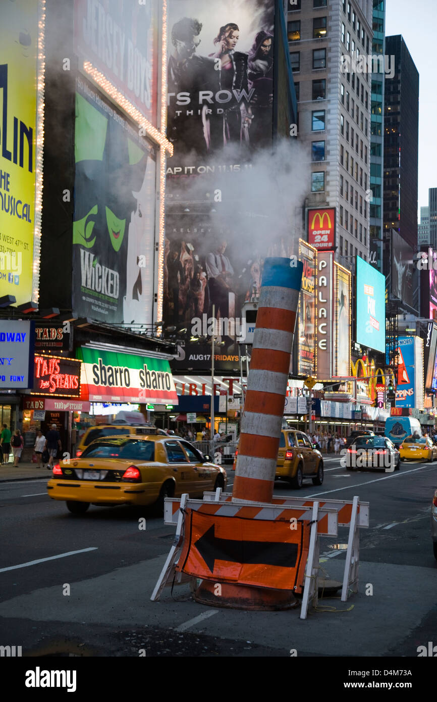 Évents de vapeur dans la rue près de Times Square, New York Banque D'Images