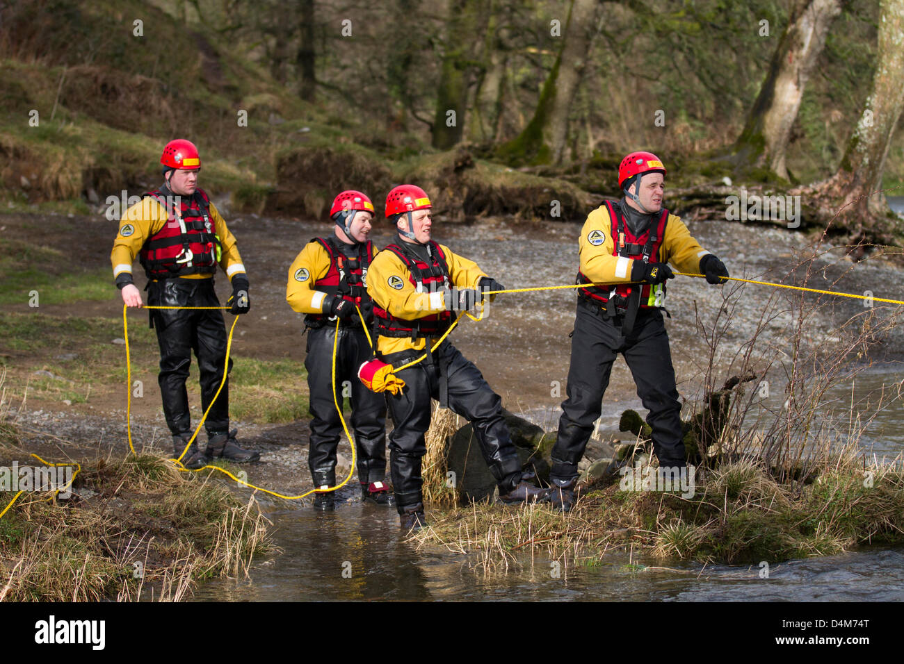 Sauvetage en eau vive et d'inondation cours Technicien. Pompier Stagiaire à Devil's Bridge dans Kirby Lonsdale, Angleterre Vendredi 15 mars, 2013. Les membres de la Barrow-in-fourneau et Kendal et en eaux vives cours de Technicien en sauvetage d'inondation. Unité de sauvetage du Service d'incendie, porter des casques de sécurité et de sauvetage Petzl PFD 800 Bouyancy aide avec Aqua-Tek X480 la plongée Dry Suit, l'objet d'inondation annuelle & sauvetage en eau 3 Formation sur la rivière Lune à Kirby Lonsdale, Cumbria, Royaume-Uni. Banque D'Images