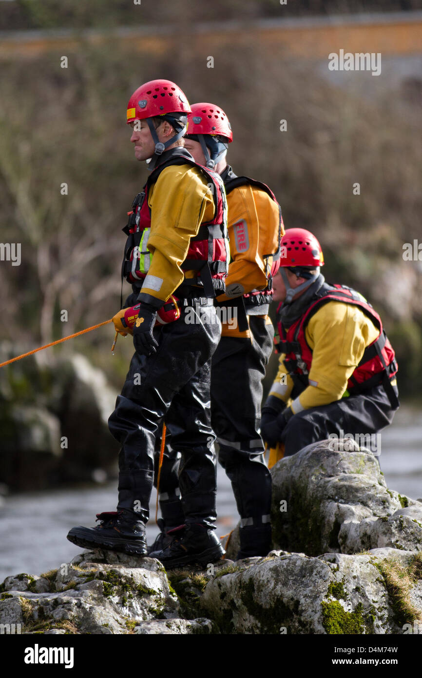 Sauvetage en eau vive et d'inondation cours Technicien. Pompier Stagiaire à Devil's Bridge dans Kirby Lonsdale, Angleterre Vendredi 15 mars, 2013. Les membres de la Barrow-in-fourneau et Kendal et en eaux vives cours de Technicien en sauvetage d'inondation. Unité de sauvetage du Service d'incendie, porter des casques de sécurité et de sauvetage Petzl PFD 800 Bouyancy aide avec Aqua-Tek X480 la plongée Dry Suit, l'objet d'inondation annuelle & sauvetage en eau 3 Formation sur la rivière Lune à Kirby Lonsdale, Cumbria, Royaume-Uni. Banque D'Images