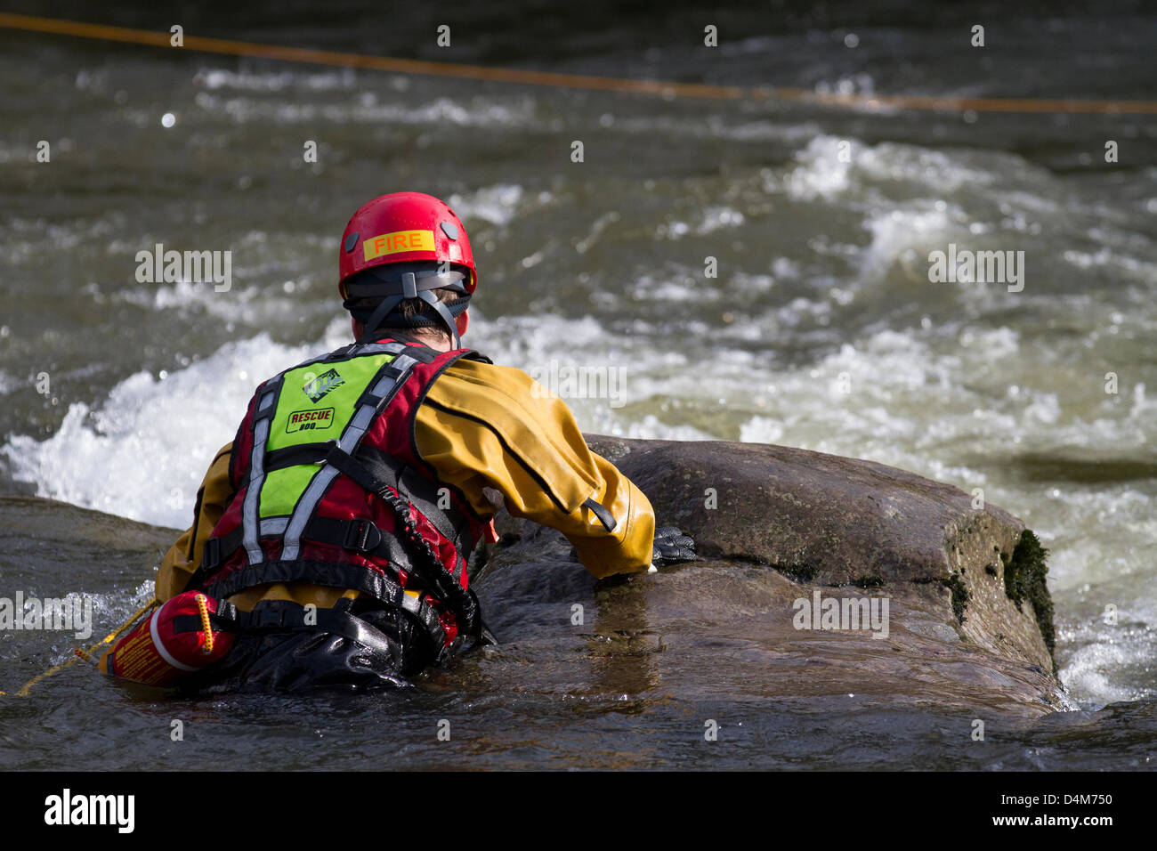 Sauvetage en eau vive et d'inondation cours Technicien. Pompier Stagiaire à Devil's Bridge dans Kirby Lonsdale, Angleterre Vendredi 15 mars, 2013. Les membres de la Barrow-in-fourneau et Kendal et en eaux vives cours de Technicien en sauvetage d'inondation. Unité de sauvetage du Service d'incendie, porter des casques de sécurité et de sauvetage Petzl PFD 800 Bouyancy aide avec Aqua-Tek X480 la plongée Dry Suit, l'objet d'inondation annuelle & sauvetage en eau 3 Formation sur la rivière Lune à Kirby Lonsdale, Cumbria, Royaume-Uni. Banque D'Images