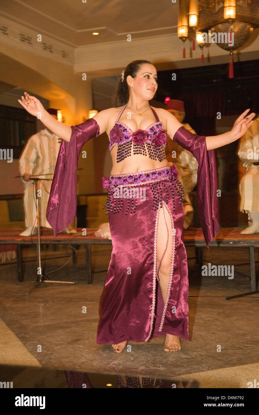 Belly dancer dance show Banque de photographies et d'images à haute  résolution - Alamy