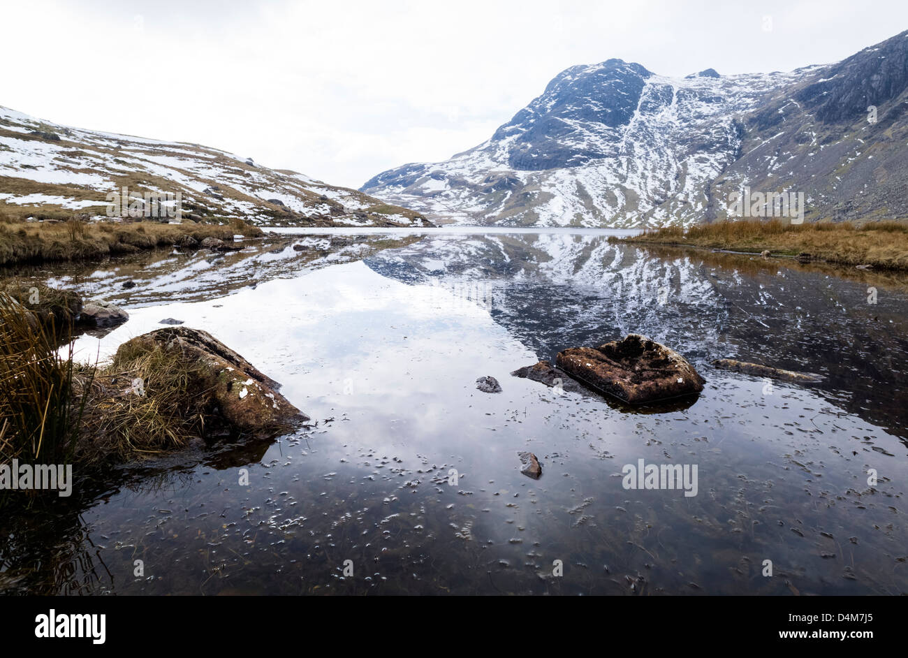 Stickle Tarn, Harrison Stickle et Pavey Ark, de Grasmere dans le Lake District. Banque D'Images