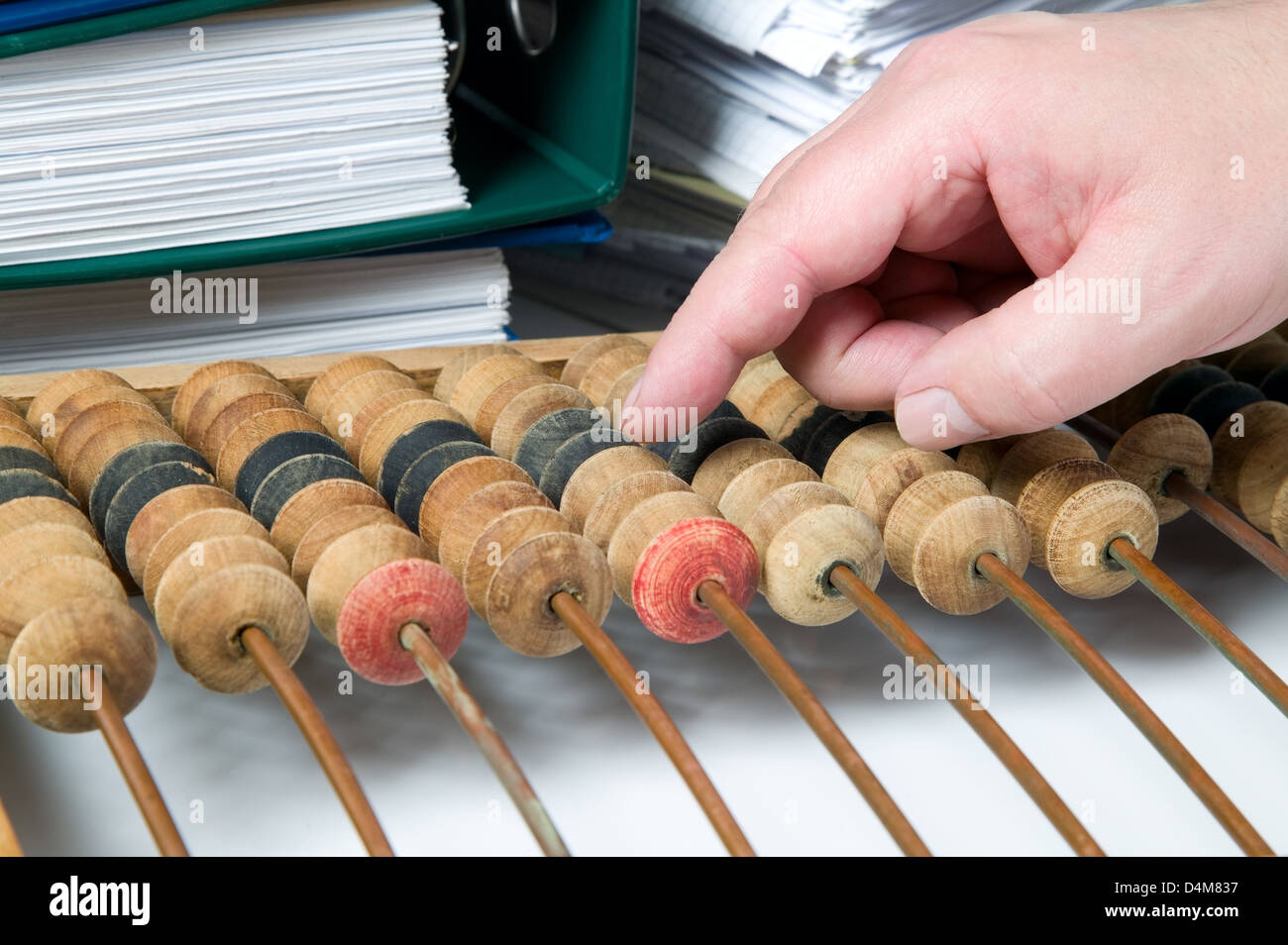 Vieille calculatrice mathématique abacus avec bande de documents Banque D'Images