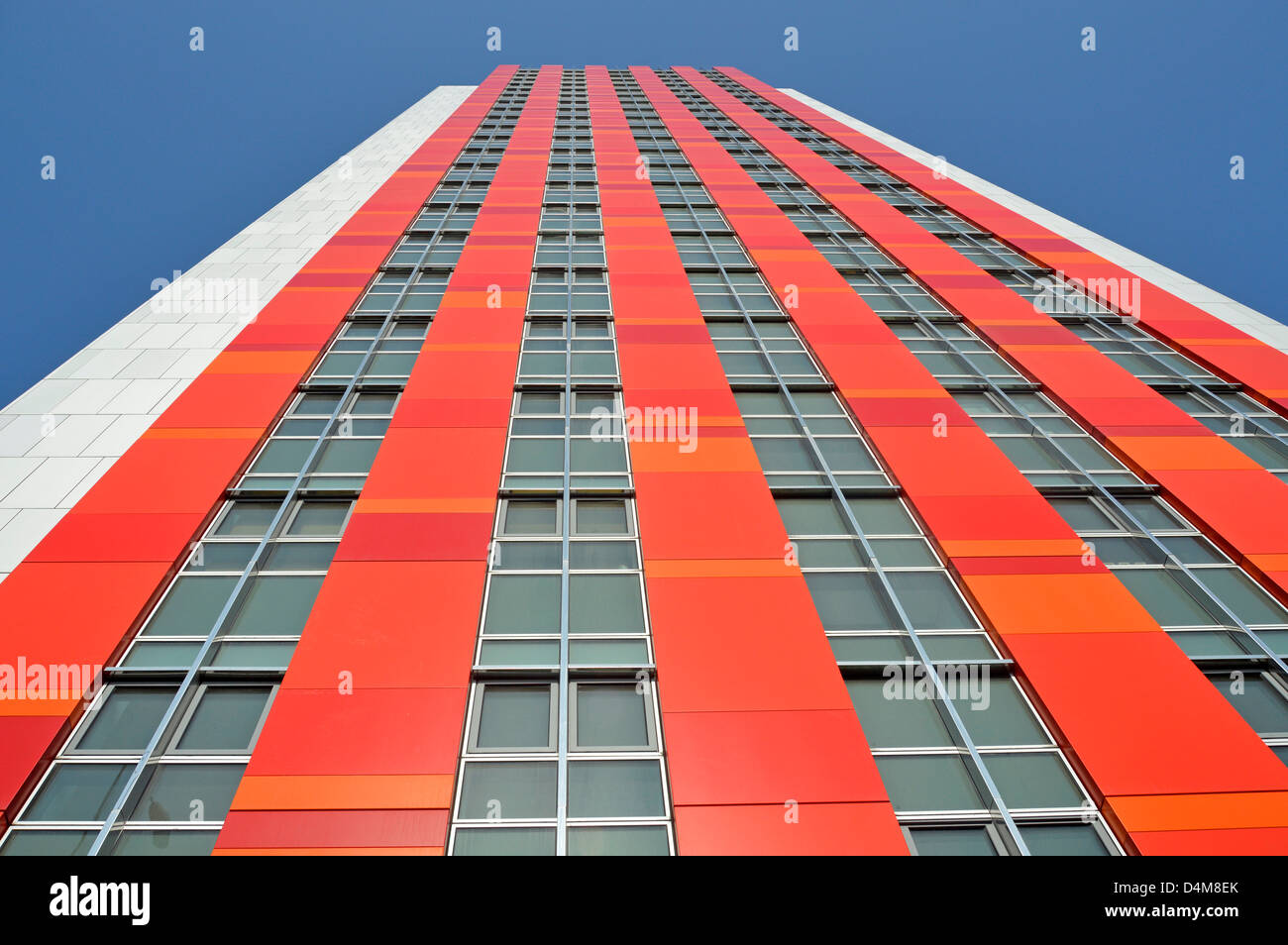 Moderne gratte-ciel appartement tour bloc de construction avec mur-rideau rouge façade de revêtement Vermilion Tower Canning Town Newham East London Royaume-Uni Banque D'Images
