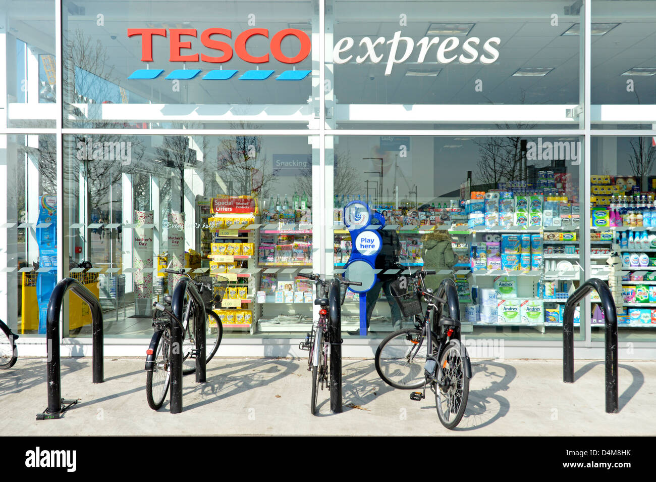 Dépanneur uk Vue extérieure de la fenêtre dans un supermarché Tesco express Banque D'Images