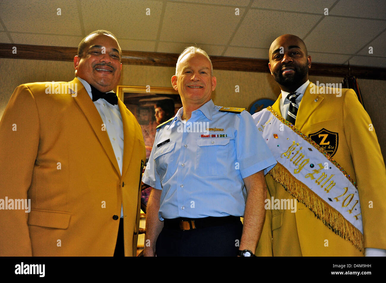 La Garde côtière américaine se joint à la célébration alors que King Zulu et le Zulu social Aid and Pleasure Club participent aux festivités de mardi gras à la Nouvelle-Orléans. La Garde côtière assure la sécurité et la sûreté pendant les festivités, assurant ainsi un événement sécuritaire et organisé. Banque D'Images
