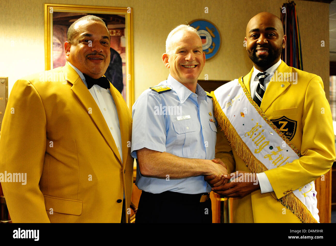 Lors de mardi gras, la Garde côtière américaine a accueilli le roi Zulu, un personnage représentant le Zulu social Aid and Pleasure Club. L'événement faisait partie des célébrations du lundi gras de la Nouvelle-Orléans, où la Garde côtière a mis en valeur son rôle dans la sécurité et l'engagement de la collectivité. Banque D'Images