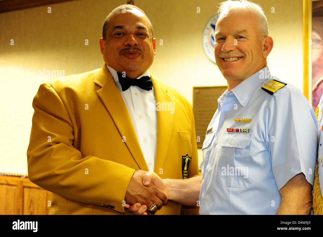 La Garde côtière américaine a participé à la célébration du roi Zulu lors du mardi gras à la Nouvelle-Orléans. Des représentants de la Garde côtière, dont David Belfield et Elroy A. James, ont pris part aux festivités, reconnaissant l’importance culturelle de l’événement et son impact sur la communauté locale. Banque D'Images