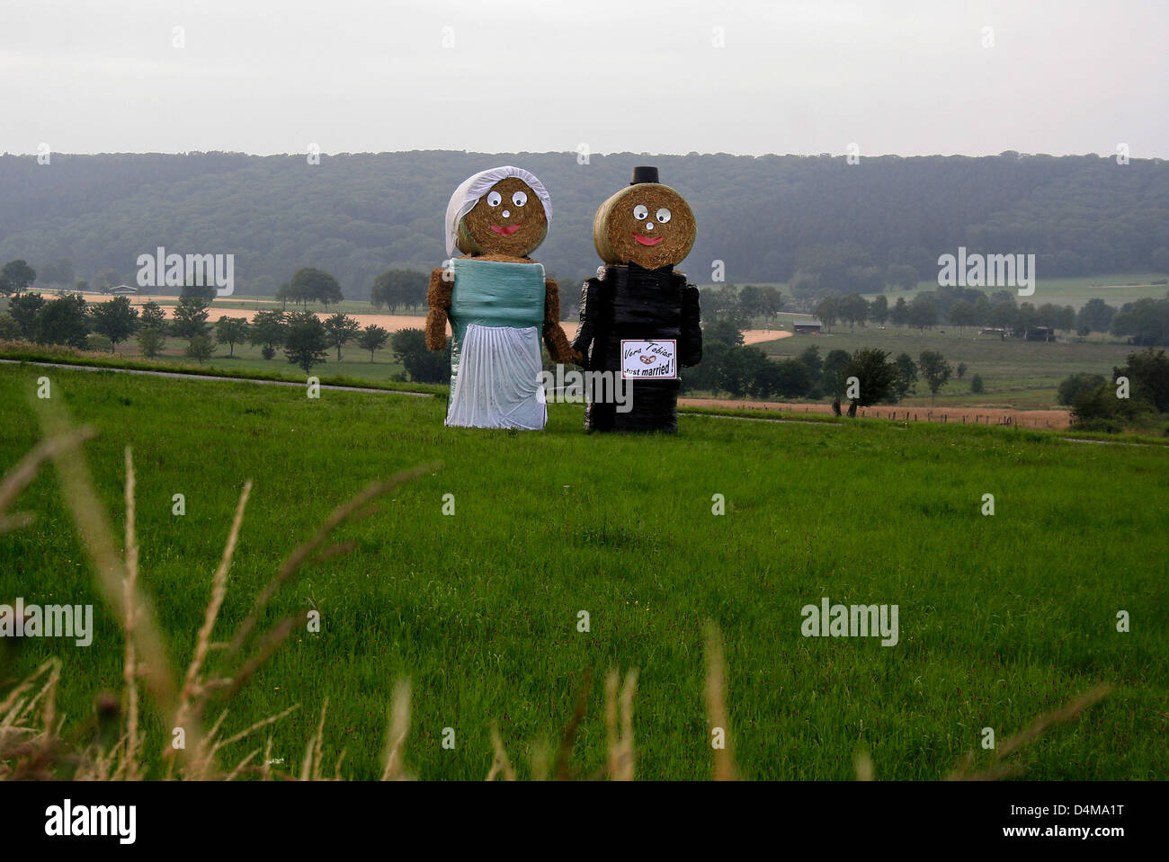 Warstein, Allemagne, un couple de bottes de paille dans un champ Banque D'Images